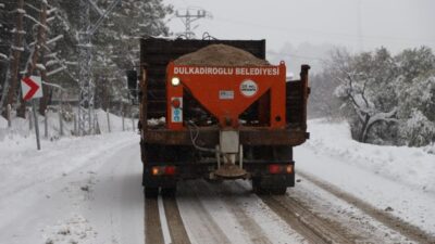 Dulkadiroğlu Belediyesi, ilçede etkili olan kar yağışının günlük yaşamı olumsuz