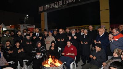 6 Şubat depremlerinin üçüncü yıl dönümünde şehrin çeşitli noktalarında binlerce
vatandaş