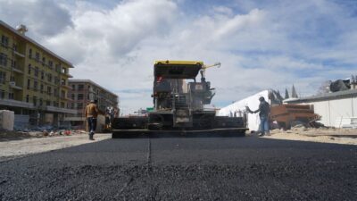 Büyükşehir Belediyesi, Ali Sezal Bulvarı’nda altyapı imalatlarının ardından sıcak
asfalta yolu