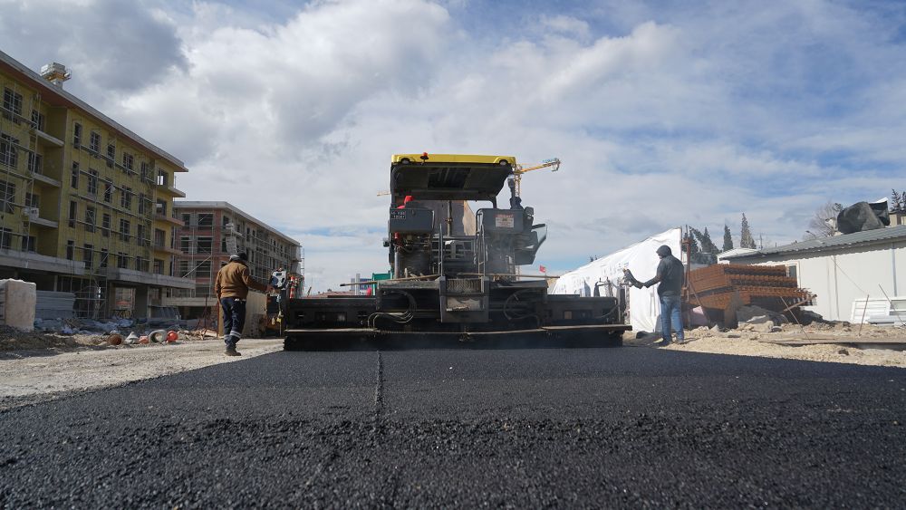 Büyükşehir Belediyesi, Ali Sezal Bulvarı’nda altyapı imalatlarının ardından sıcak
asfalta yolu