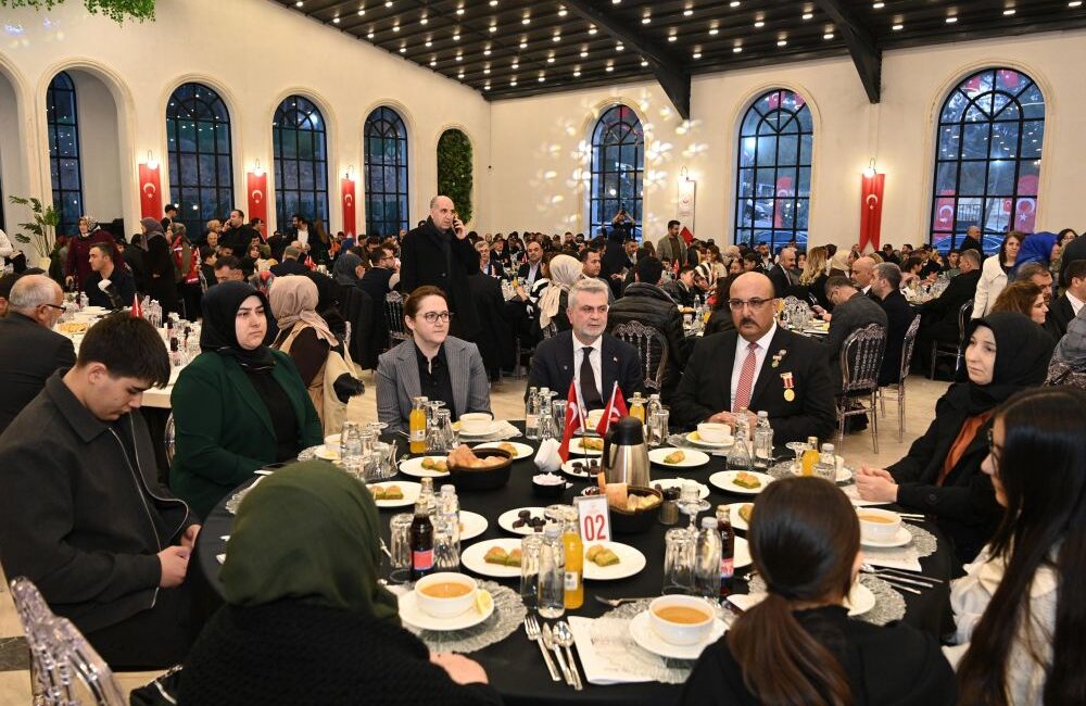 Ramazan ayının ilk iftarında şehit aileleri ve gazilerle bir araya