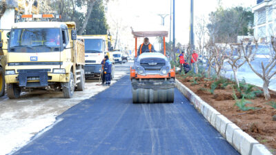 Kahramanmaraş Büyükşehir Belediyesi, kentin en işlek arterlerinden Trabzon Bulvarı’nda yol