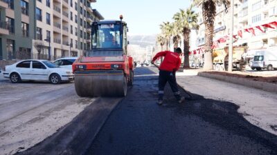 Kahramanmaraş Büyükşehir Belediyesi, altyapı çalışmaları tamamlanan Trabzon Bulvarı’nda sıcak asfalt