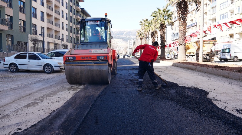 Kahramanmaraş Büyükşehir Belediyesi, altyapı çalışmaları tamamlanan Trabzon Bulvarı’nda sıcak asfalt