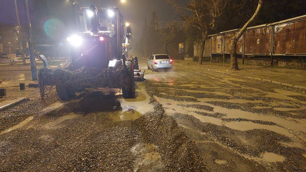 Büyükşehir Belediyesi, yağışların ardından bozulan ana arterlerde asfalt öncesi onarım
