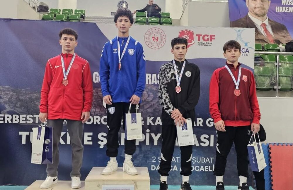 Büyükşehir Belediyesinin genç güreşçileri, Kocaeli’de düzenlenen U-17 Serbest Güreş Türkiye