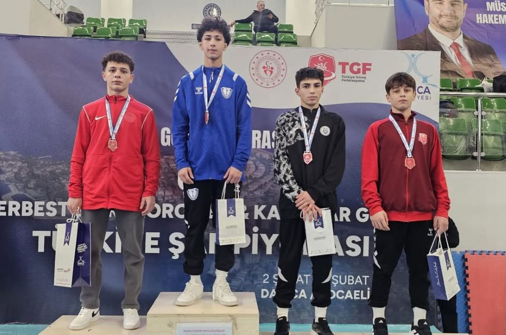 Büyükşehir Belediyesinin genç güreşçileri, Kocaeli’de düzenlenen U-17 Serbest Güreş Türkiye