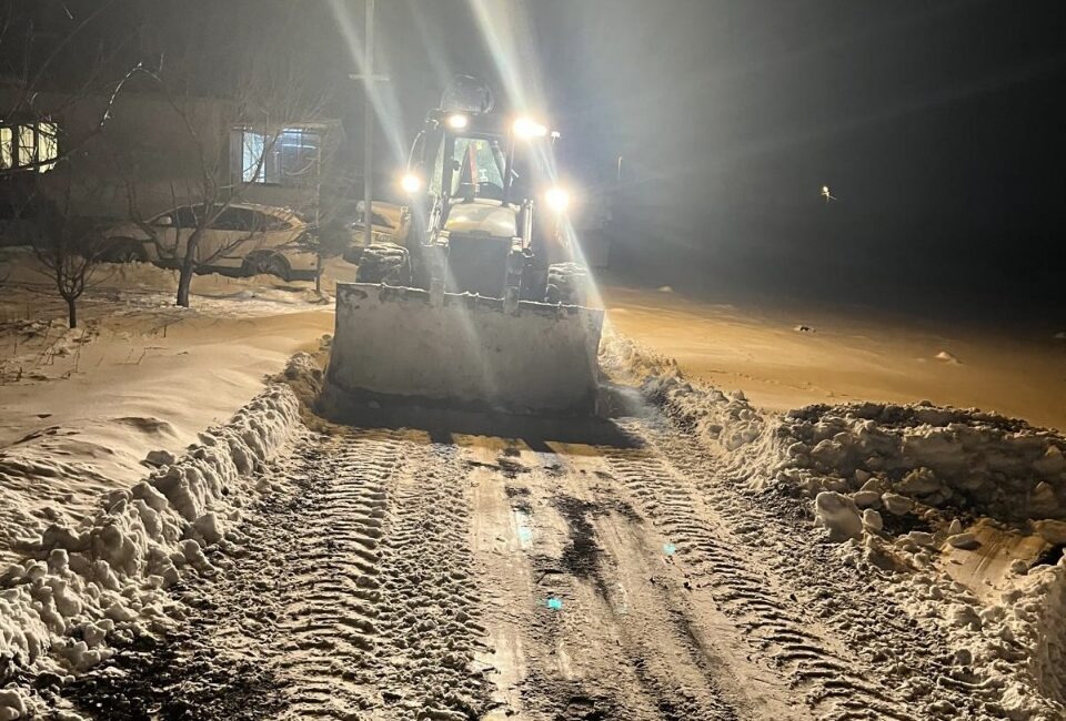 Kahramanmaraş Büyükşehir Belediyesi, Göksun’un kırsal mahallelerinde etkisini sürdüren kar yağışına