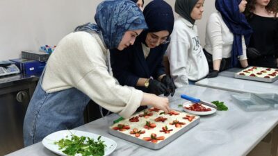 Pusula Maraş tarafından düzenlenen atölyede bir araya gelen gençler, Osmanlı