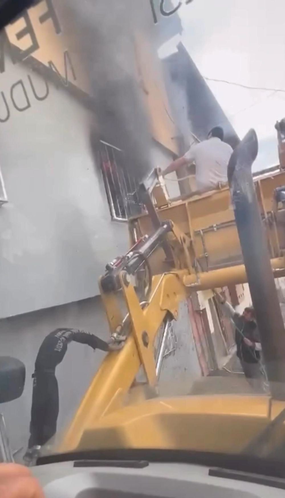 Onikişubat ilçesi Ertuğrul Gazi Mahallesi’nde yükselen alevler, Onikişubat Belediyesi personelinin