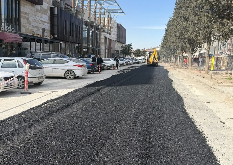 Altyapı çalışmalarının tamamlandığı bölgelerde sıcak asfalt yama çalışmaları hız kazandı.