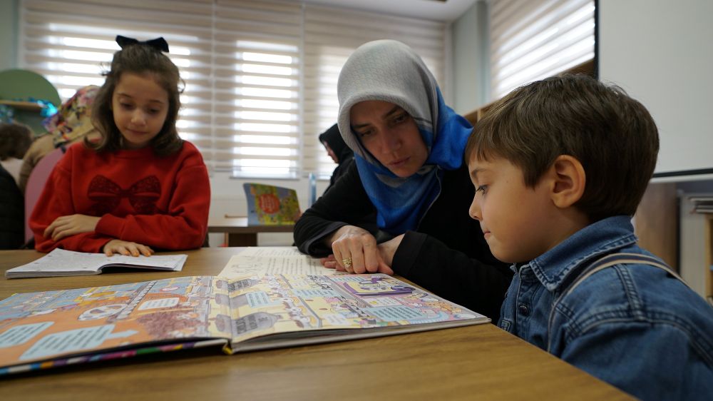 Kahramanmaraş Büyükşehir Belediyesi, Kütüphane Haftası kapsamında Rasim Özdenören Çocuk Kütüphanesi’nde