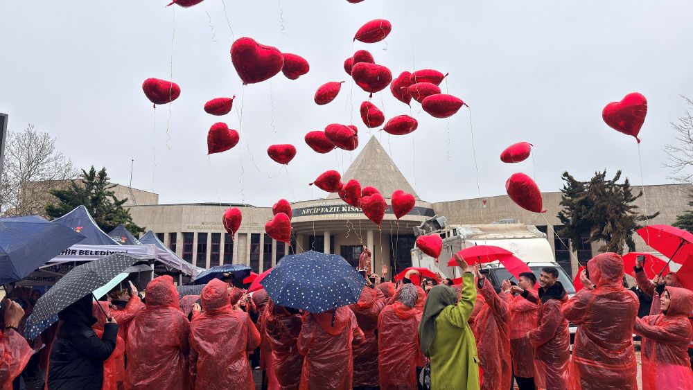 Kahramanmaraş Büyükşehir Belediyesi’nin ev sahipliğinde, olumsuz hava koşullarına rağmen yüzlerce