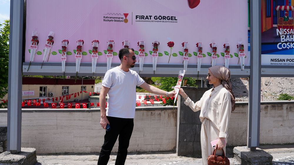 Kahramanmaraş Büyükşehir Belediyesi, Anneler Günü’nde şehri kırmızı güllerle donatan anlamlı