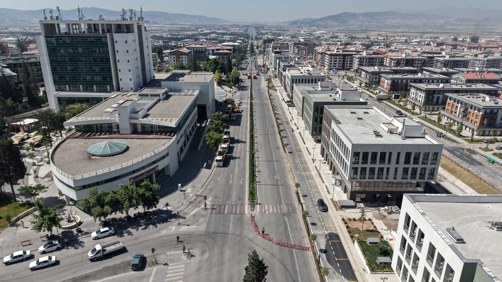 Azerbaycan Bulvarı belediye binası önündeki çift yönlü ulaşım aksı, 
altyapı