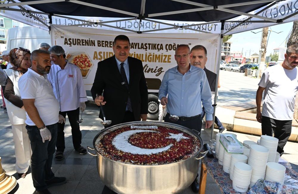 Türkoğlu Millet Meydanı'nı dolduran binlerce vatandaşa kendi elleriyle aşure ikram