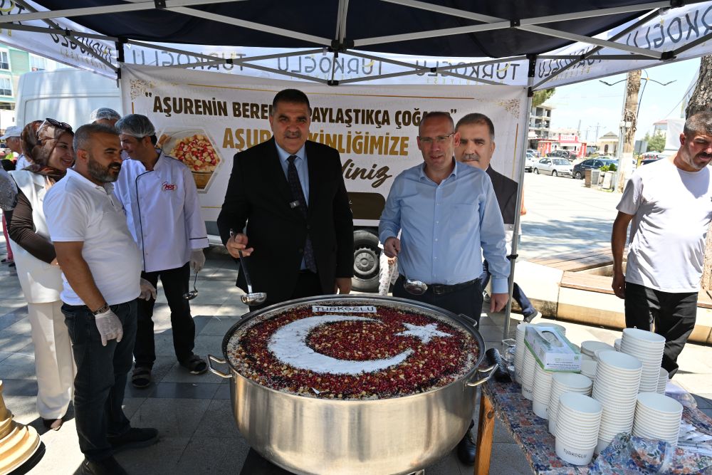 Türkoğlu Millet Meydanı'nı dolduran binlerce vatandaşa kendi elleriyle aşure ikram