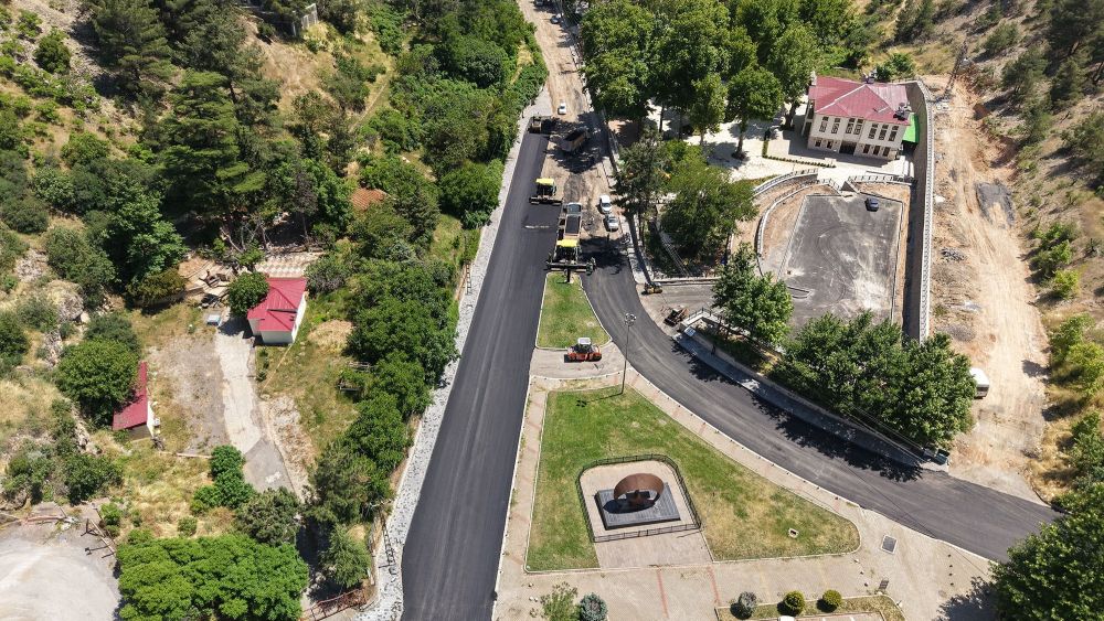 Büyükşehir Belediyesi, Dulkadiroğlu’ndaki Pınarbaşı Mahallesi Pınarbaşı Caddesi’nde
sıcak asfalt serimine başladı.