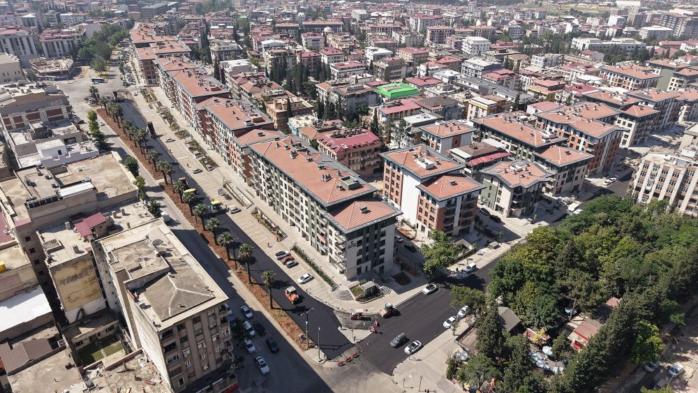 Büyükşehir Belediyesi, Trabzon Bulvarı’nda son kat asfalt uygulamasını yoğun bir