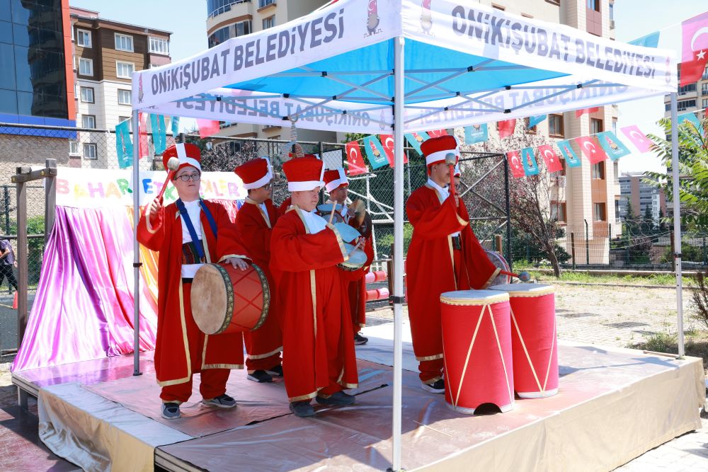 Onikişubat Belediyesi’nin düzenlediği geleneksel Bahar Şenliği’nde bir araya gelen özel