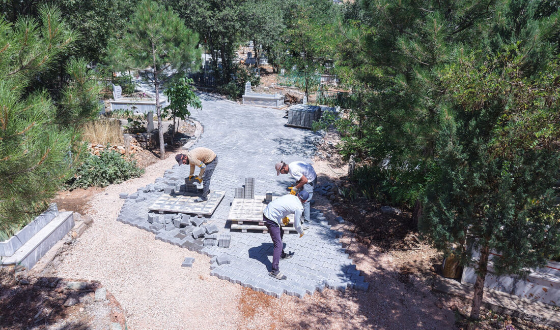 Kahramanmaraş Büyükşehir Belediyesi, Nurhak Kullar Mahallesi'ndeki mezarlıkta kilit parke çalışması