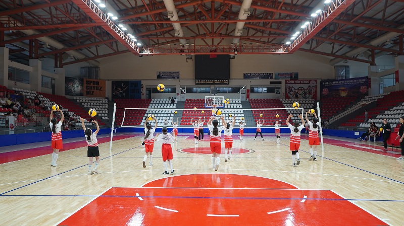 Kahramanmaraş Büyükşehir Belediyespor Kadın Voleybol Takımı'nın altyapı seçmeleri yoğun ilgi
