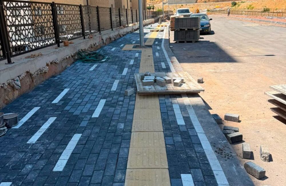 Onikişubat Belediyesi, ilçe merkezinin yanı sıra kırsal mahallelerde de ulaşım