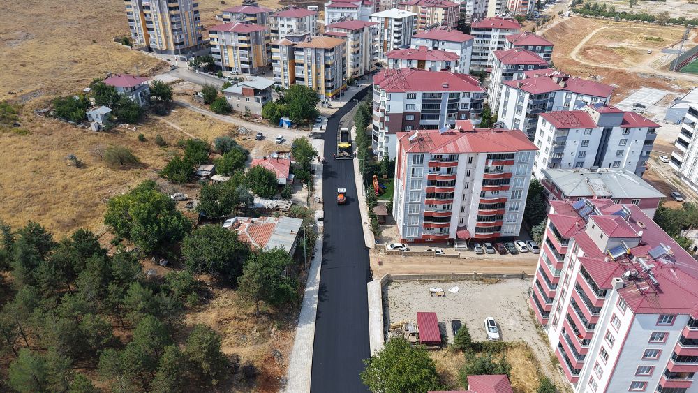 Kahramanmaraş Büyükşehir Belediyesi, Afşin’de kapsamlı temizlik mesaisi yürütürken; Göksun kırsalındaki
