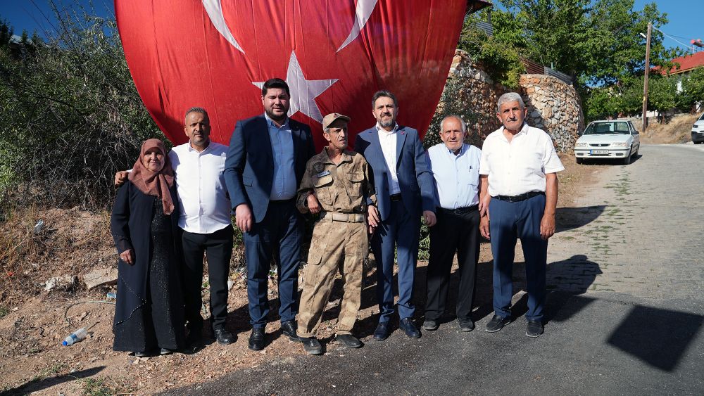 Kahramanmaraş Büyükşehir Belediye Başkanı Fırat Görgel, özel gereksinimli Burhan Karslı’nın