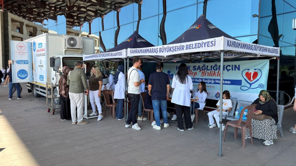 KSÜ Tıp Fakültesi yerleşkesinde kurulan özel stantlarda vatandaşların temel ölçümleri