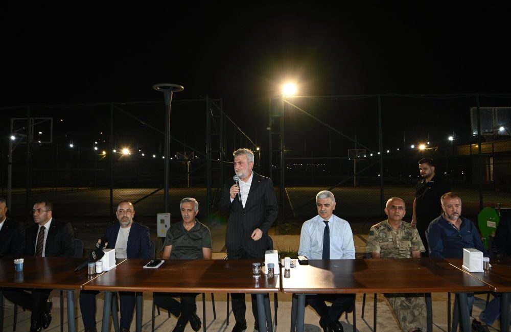 Kahramanmaraş İstiklalspor’un yönetim ve futbolcularını tesislerde ziyaret eden
Büyükşehir Belediye Başkanı