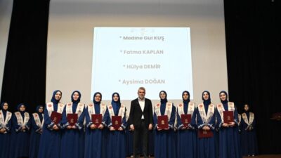 15 Temmuz Şehitler İmam Hatip Ortaokulu’nda İslami İlimler Mezuniyet Programına
katılan