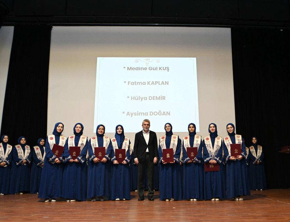 15 Temmuz Şehitler İmam Hatip Ortaokulu’nda İslami İlimler Mezuniyet Programına
katılan