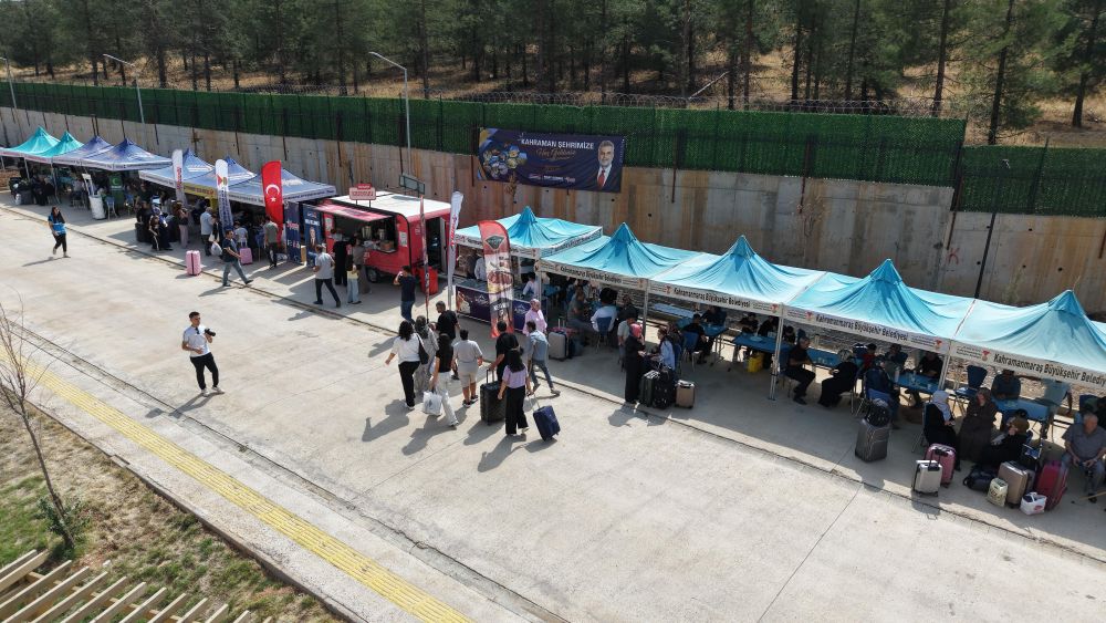 Kahramanmaraş Büyükşehir Belediyesi, eğitim için şehre gelen üniversite öğrencilerini 
Otogar'dan