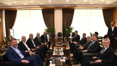 Vakıflar Genel Müdürü Sinan Aksu ve beraberindeki heyeti makamında ağırlayan
Başkan