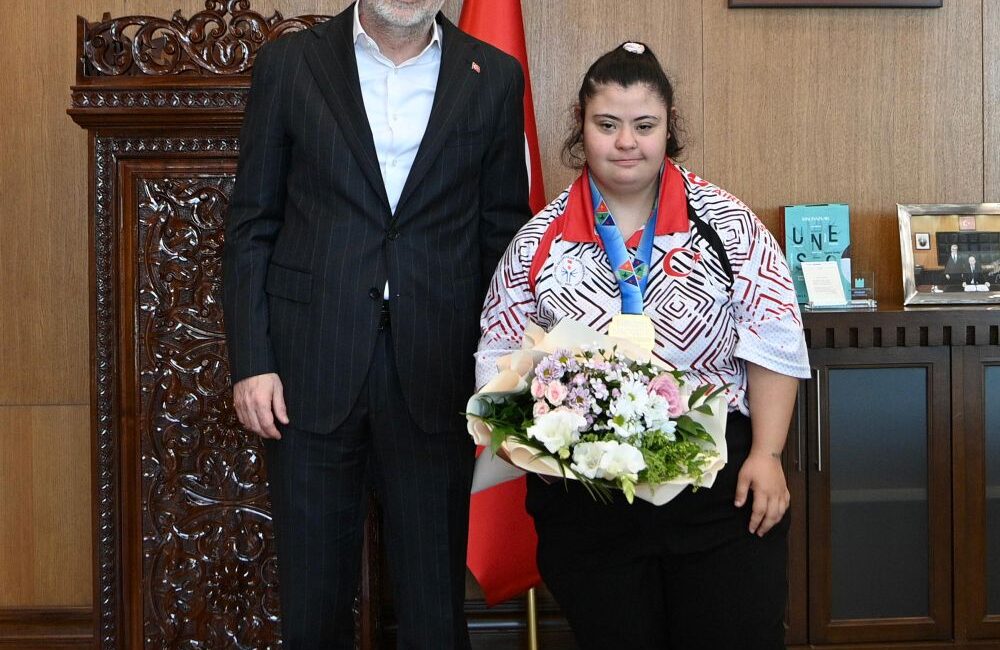 İsveç’te gerçekleştirilen 2026 Judown Judo Dünya Şampiyonası’nda altın madalya
kazanan milli
