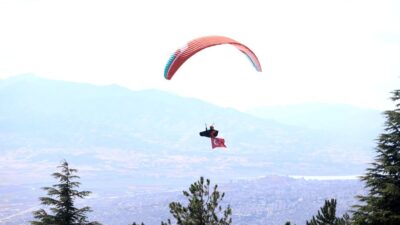Dulkadiroğlu Belediyesi tarafından düzenlenen Yalnız Ardıç Yamaç Paraşütü Festivali’nin ilk