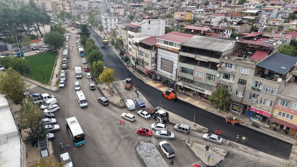 Altyapısı tamamlanan Bayazıtlı Bulvarı’nda sıcak asfalt serimine başlayan Büyükşehir ekipleri,