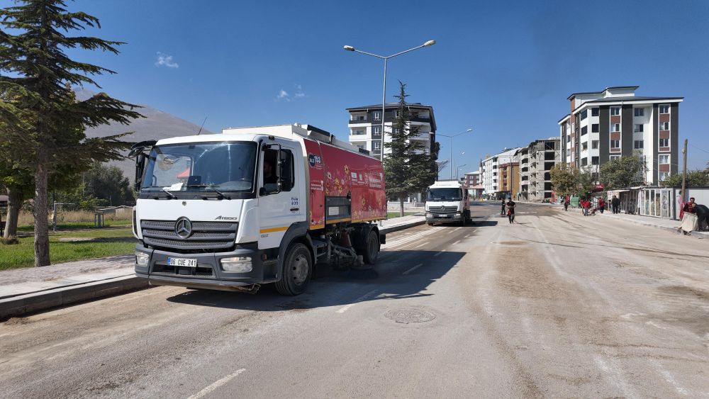 Başkan Fırat Görgel öncülüğünde 11 ilçede yürütülen çalışmalarda; 
Elbistan’da cadde