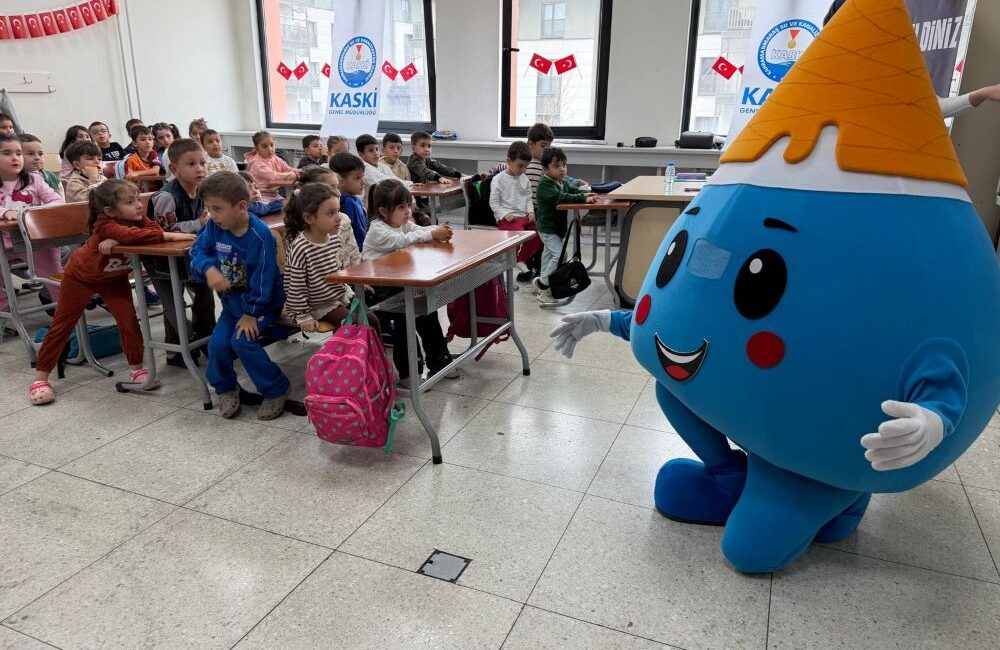 KASKİ'nin maskotu Mavi, anaokulu öğrencileriyle interaktif etkinliklerde buluşarak
 suyun hayatımızdaki