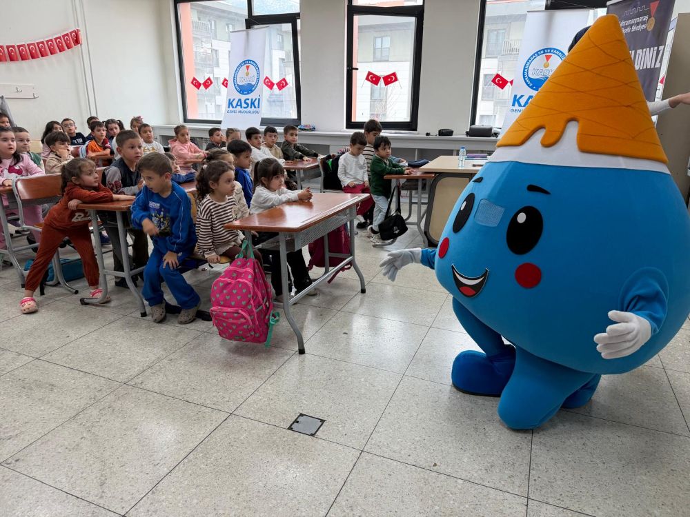 KASKİ'nin maskotu Mavi, anaokulu öğrencileriyle interaktif etkinliklerde buluşarak
 suyun hayatımızdaki