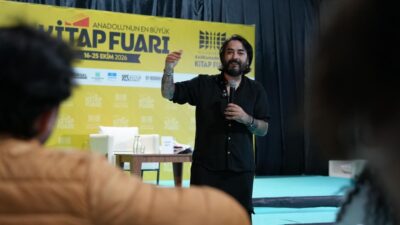 "Gel ve Fark Et" temasıyla süren fuarda usta yazarlar; 
eski