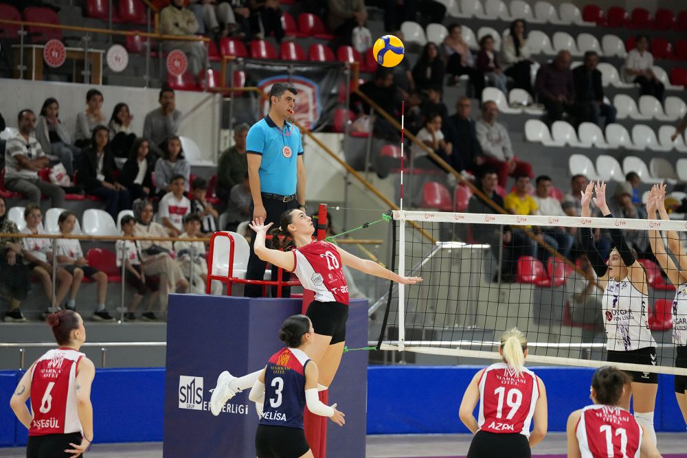 Merkez Spor Kompleksi’ni dolduran taraftarının muhteşem desteğiyle sahaya çıkan Kahramanmaraş