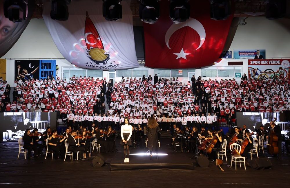 Onikişubat Belediyesi ev sahipliğinde düzenlenen “Cumhuriyet’in 1000 Sesi” konseri, bu