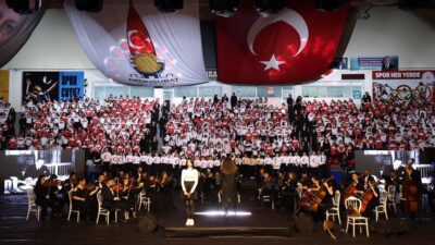 Onikişubat Belediyesi ev sahipliğinde düzenlenen “Cumhuriyet’in 1000 Sesi” konseri, bu
